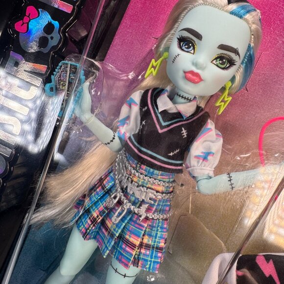 Monster High Frankie Stein Doll w/ Pet Zombie Horror Goth Punk Emo Alternative - Picture 8 of 12